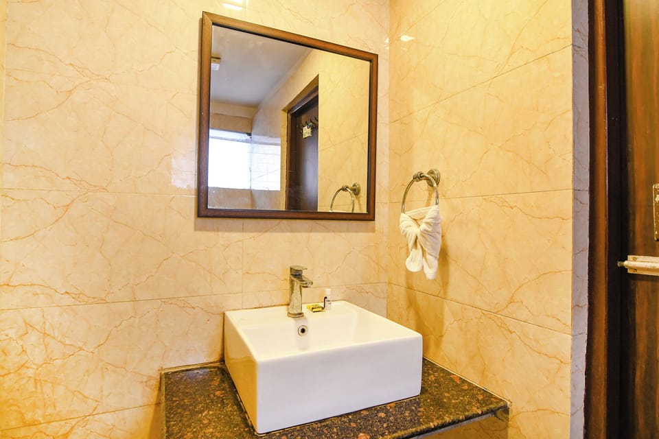 Shower, rainfall showerhead, free toiletries, towels