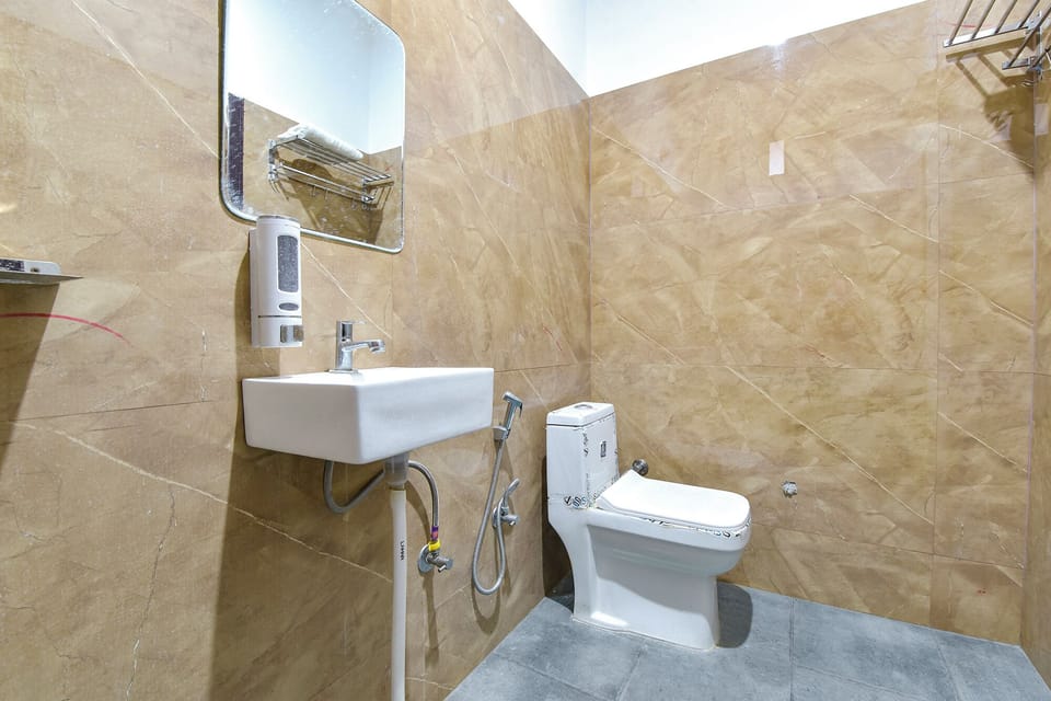 Shower, rainfall showerhead, free toiletries, slippers