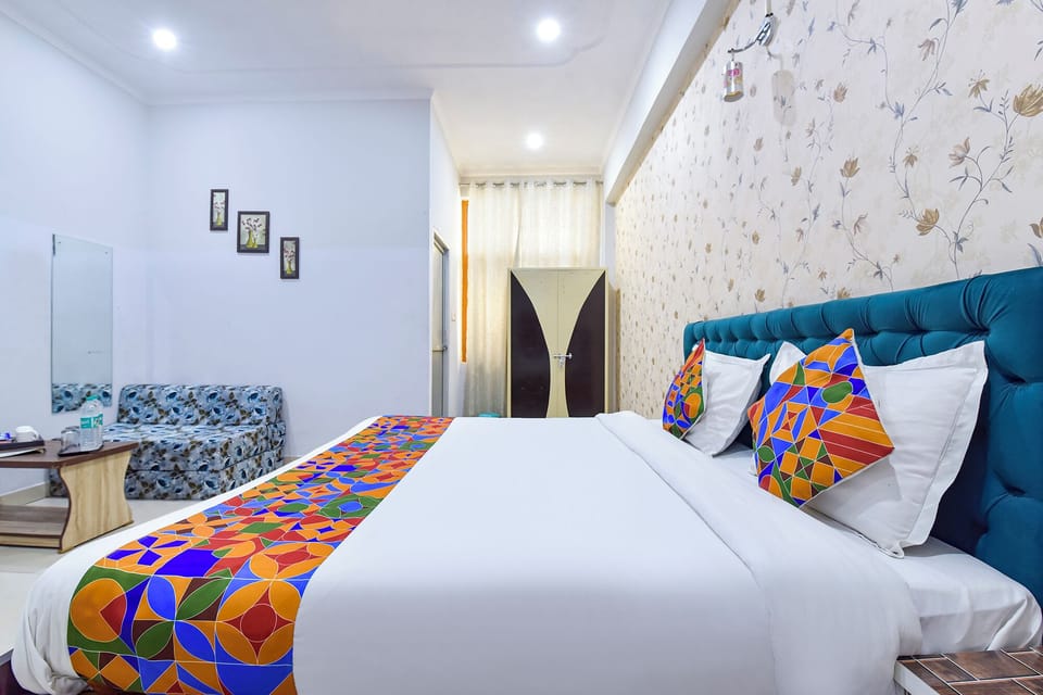 Egyptian cotton sheets, premium bedding, in-room safe, desk