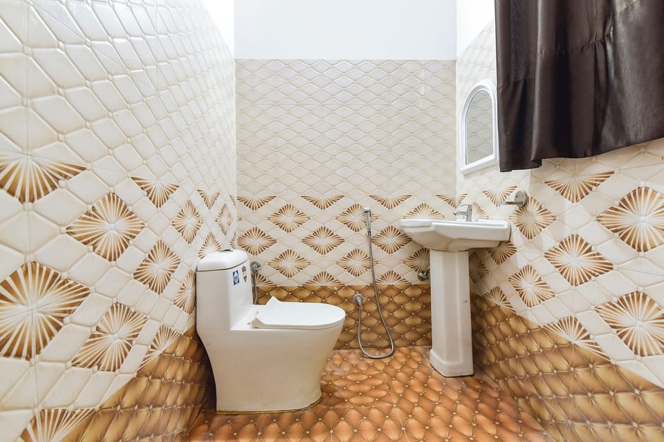 Deluxe Room | Bathroom | Shower, rainfall showerhead, free toiletries, towels