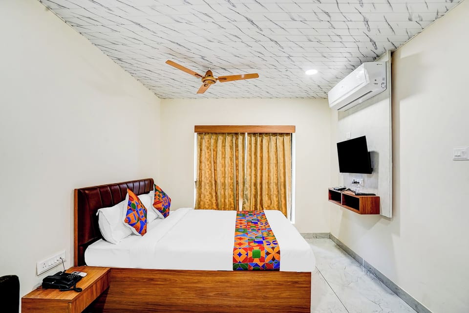 Egyptian cotton sheets, premium bedding, in-room safe, desk