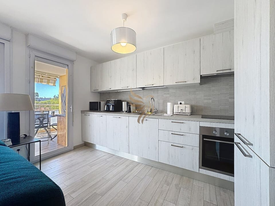 Cuisine moderne et pratique, aménagée avec tout le nécessaire.