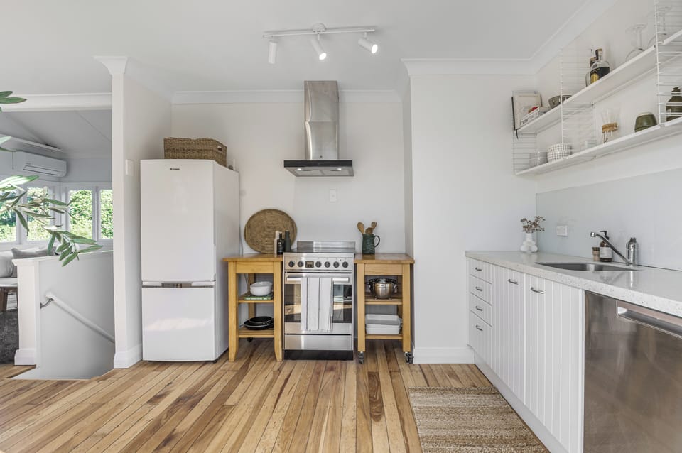 Full-size fridge, microwave, oven, stovetop