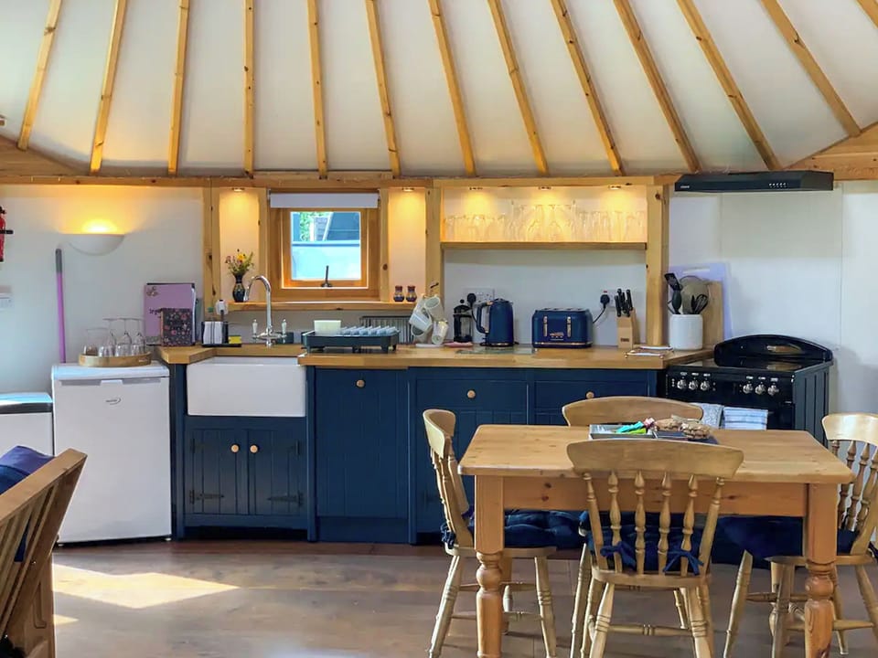 Kitchen/diner | Butterfly Roundhouse - The Roundhouses, South Walsham