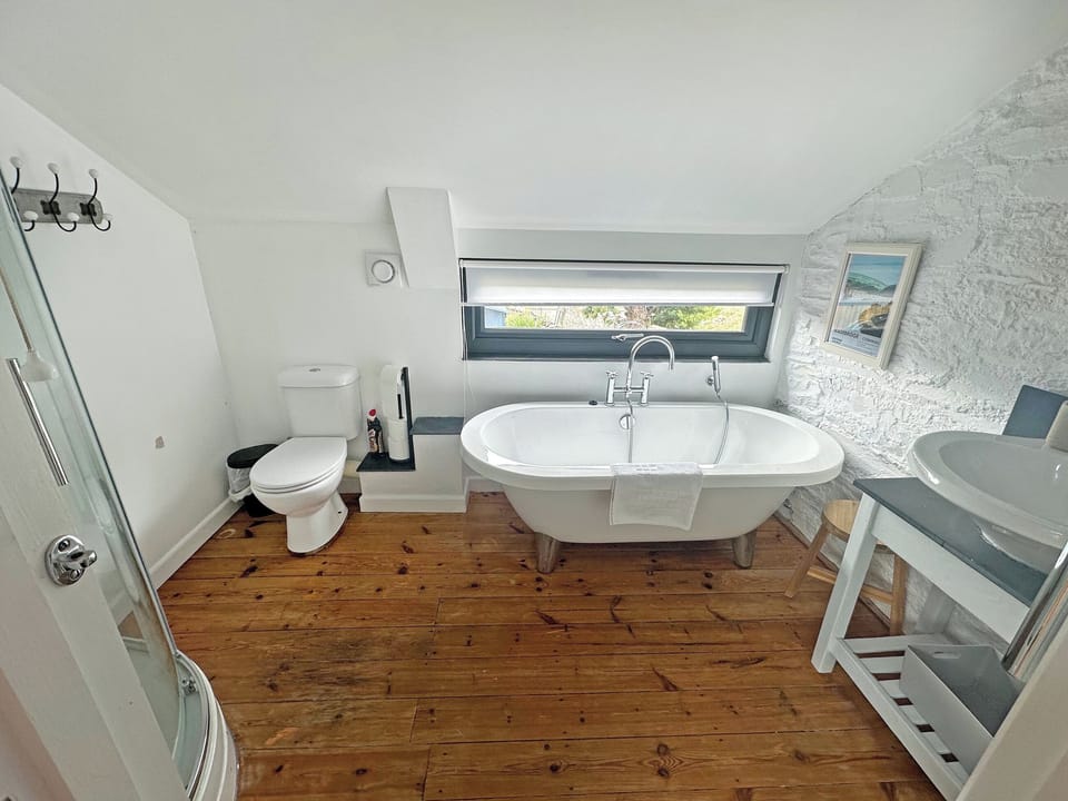 Upstairs bathroom | The Saltings, Egloshayle, near Wadebridge
