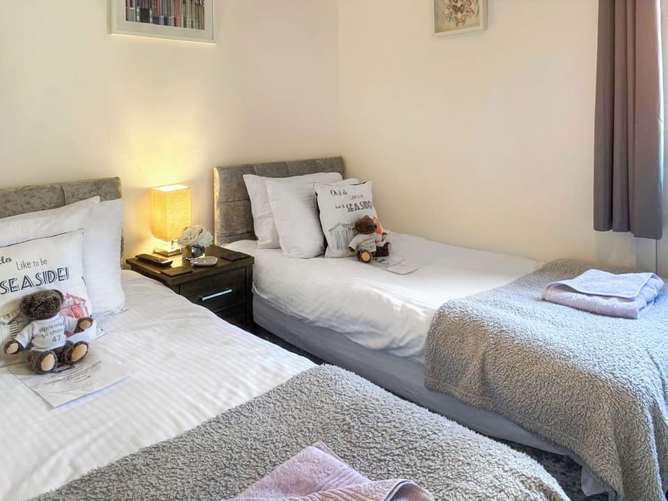 Twin bedroom | Chalet 47 By The Sea, Kingsdown, Deal