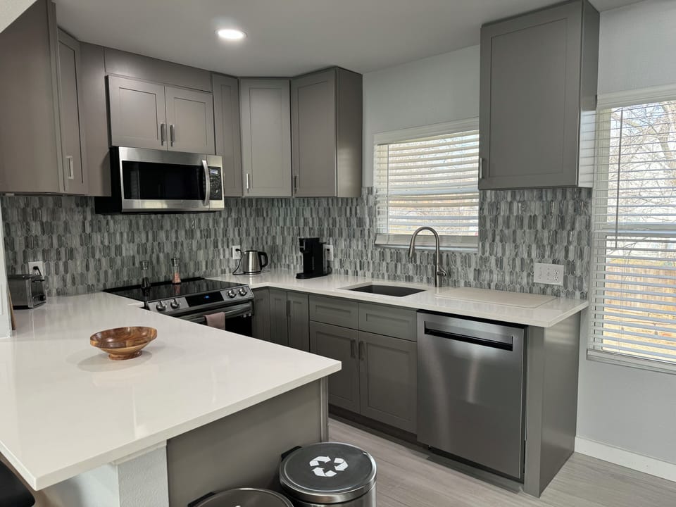 Upgraded & well-stocked kitchen w/ Keurig, dishwasher & cooking essentials