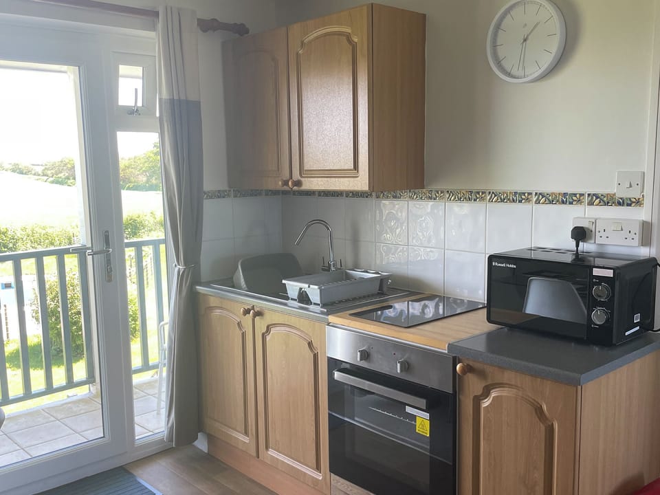 Kitchen | Hawthorn Apartment - Moorhead Country Holidays, Woolfardisworthy, Clovelly