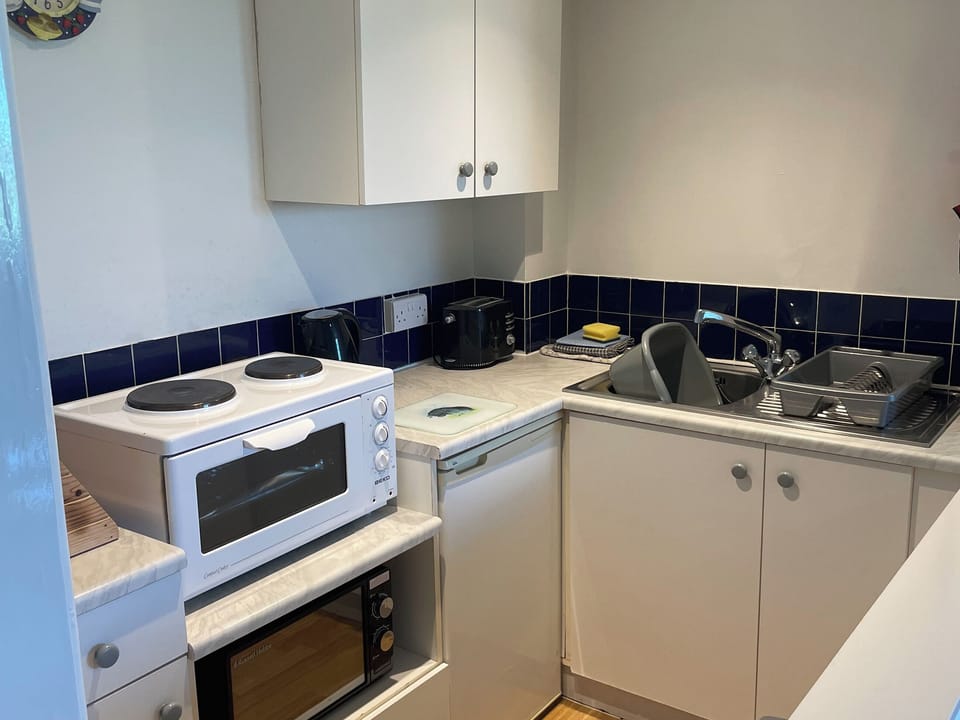 Kitchen | Bullfinch Apartment - Moorhead Country Holidays, Woolfardisworthy, Clovelly