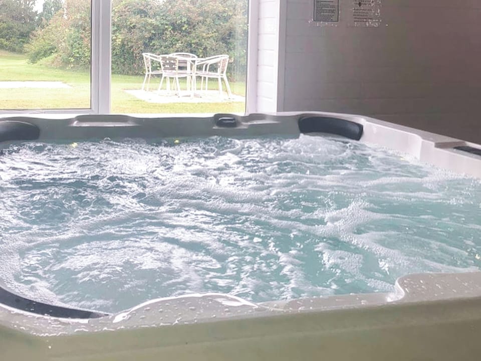 Jacuzzi | Bluebell Apartment - Moorhead Country Holidays, Woolfardisworthy, Clovelly