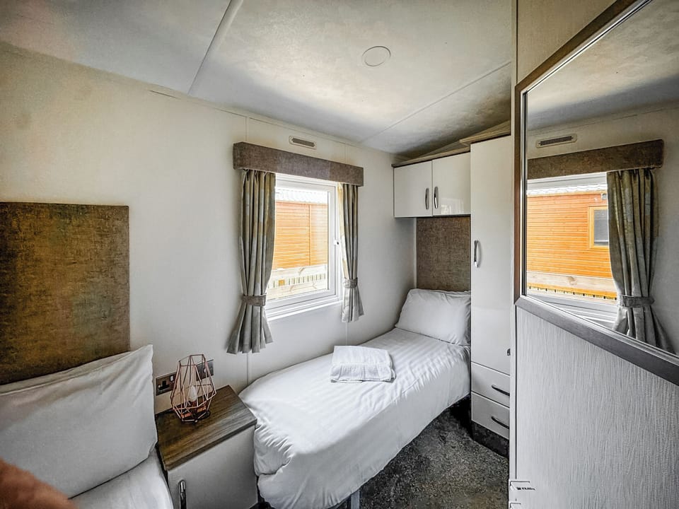 Twin bedroom | Phoenix - Felmoor Cabin Escapes, Morpeth