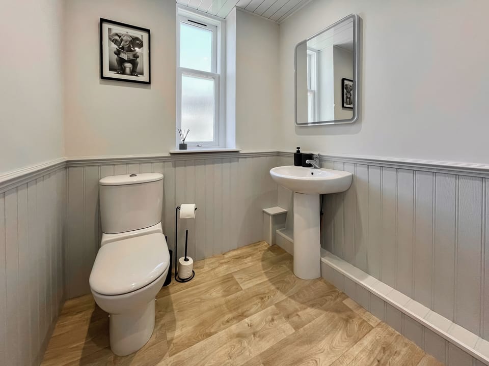 Bathroom | Queen Street Apartments 3, Dundee