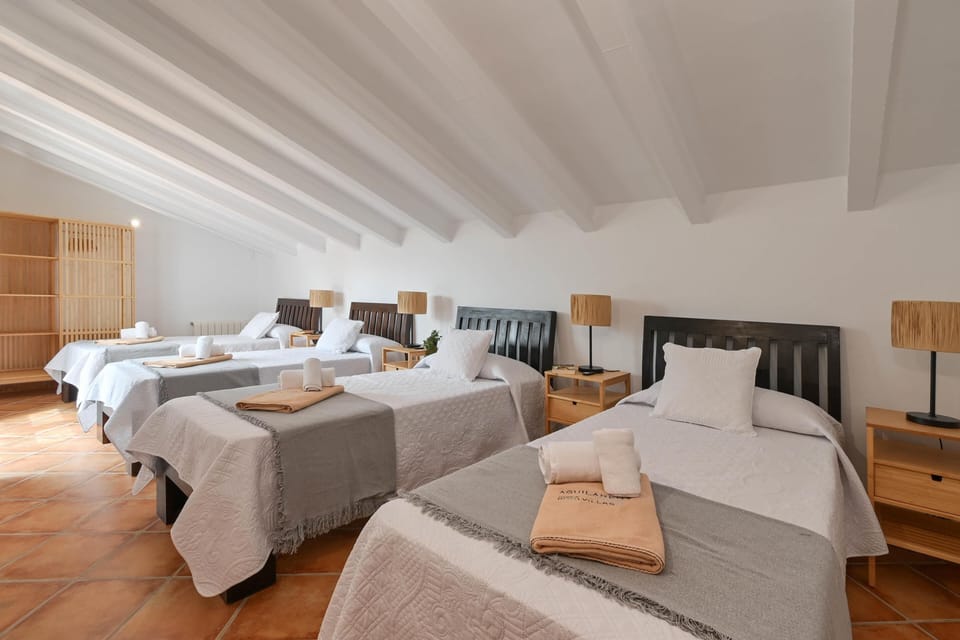 Bedroom with two single beds