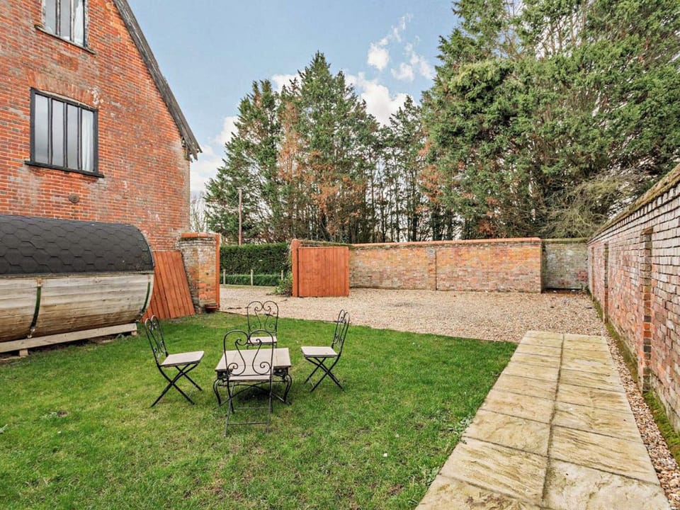Sitting-out-area | The Pool House - Waterloo Place, Tibenham
