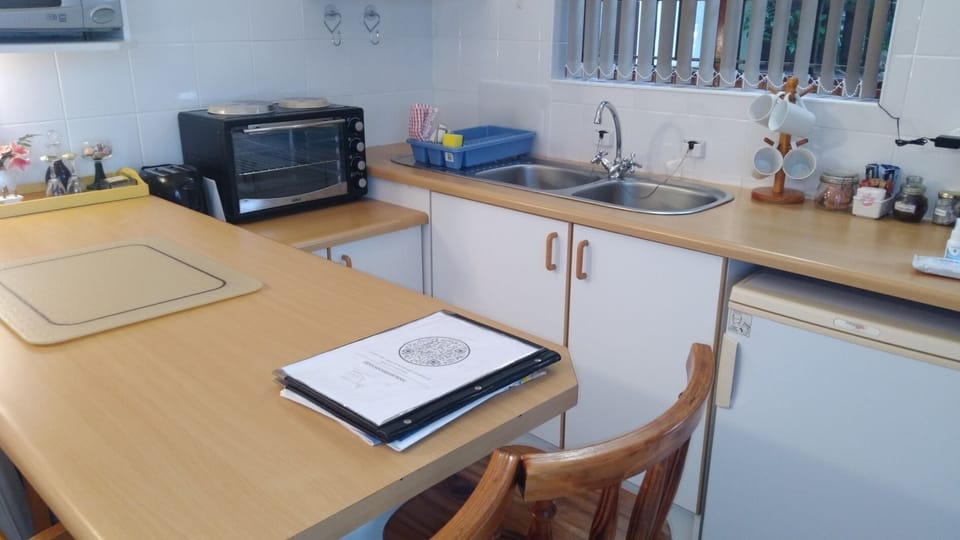 Cottage (Finch cottage + self catering) | Private kitchenette | Fridge, coffee/tea maker, electric kettle
