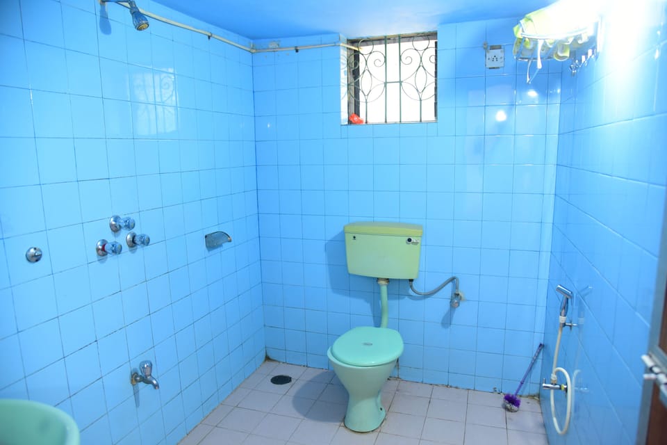 Standard Room, 1 Bedroom, Garden View | Bathroom | Shower, free toiletries, towels