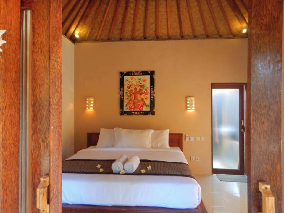 Standard Room, 1 Queen Bed, Balcony, Garden View