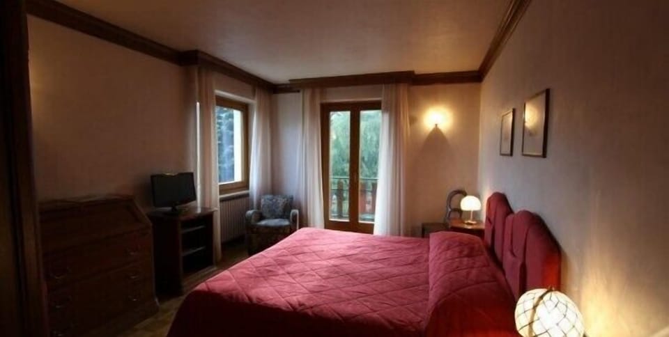 Double or Twin Room | Desk, cribs/infant beds, free WiFi, bed sheets