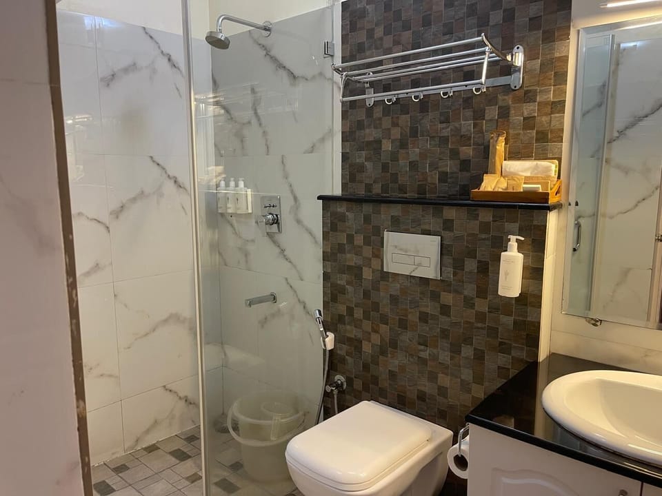 Deluxe Single Room | Bathroom | Slippers