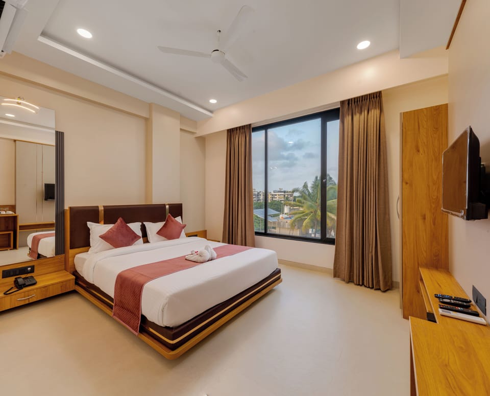 Deluxe Room AC | Soundproofing, free WiFi, bed sheets