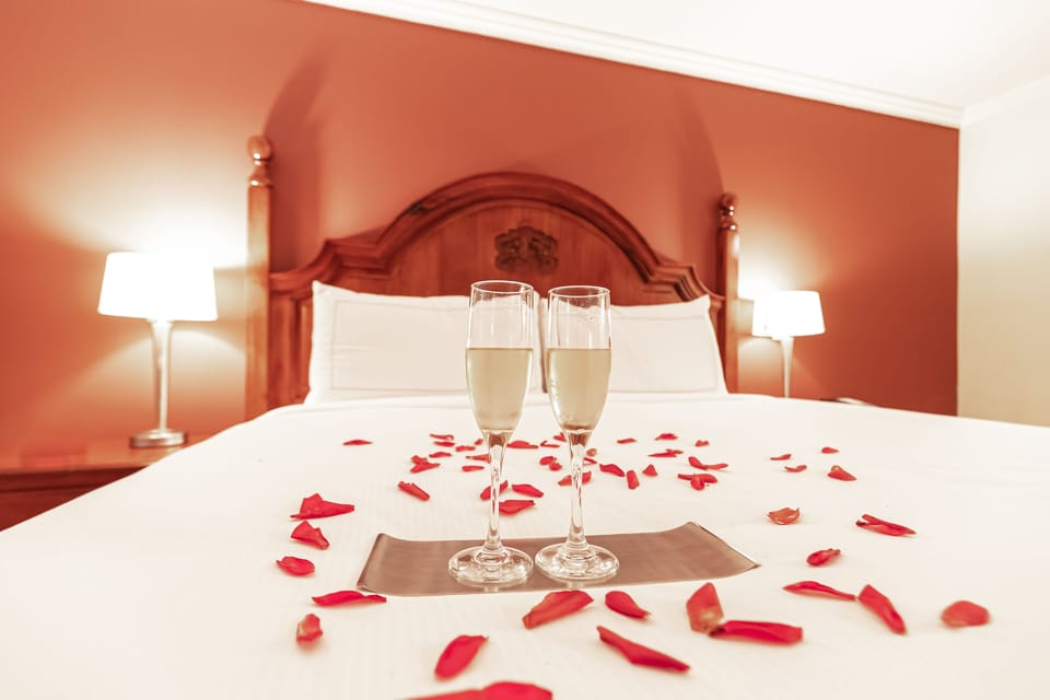 Junior Suite, 1 King Bed, Jetted Tub | Hypo-allergenic bedding, in-room safe, desk, blackout drapes