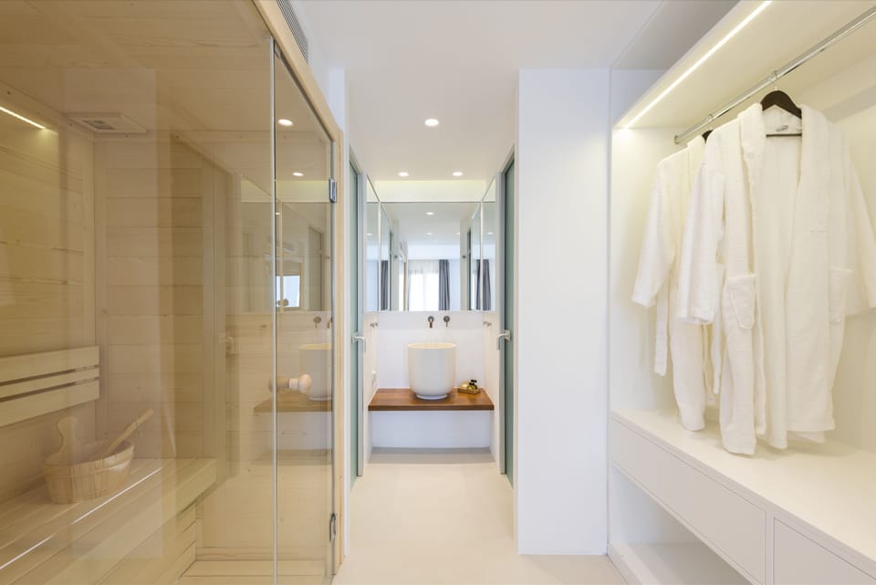 Premium Sauna Suite with Sea View and Hot Tub | Bathroom | Shower, free toiletries, hair dryer, slippers