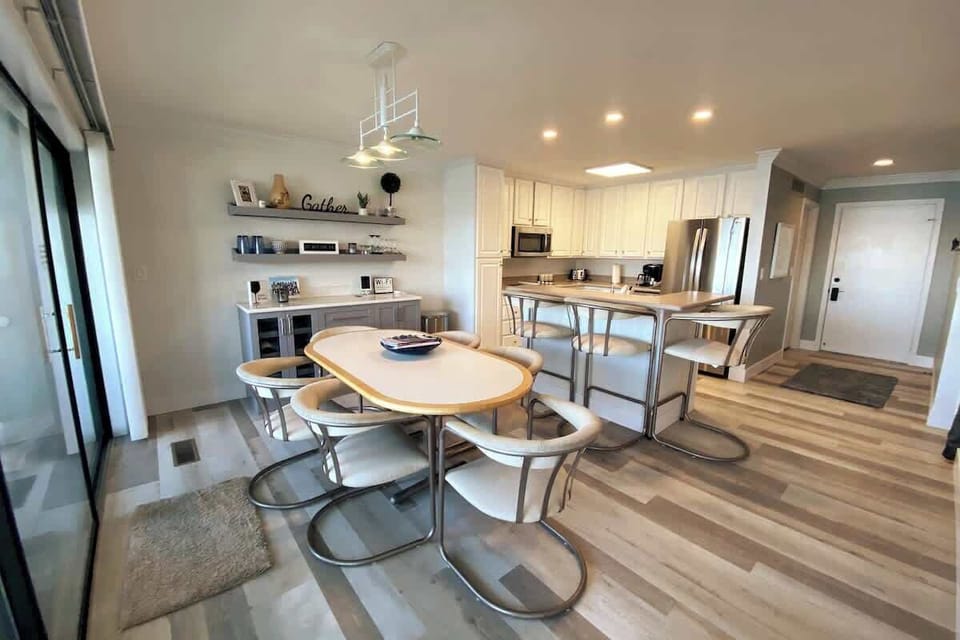 Fully equipped Open Kitchen. Dining table w/ 6 seats. Bar center top w/ 3 bar stools and bar/wine cabinets. All with a front-row view of the lake. 