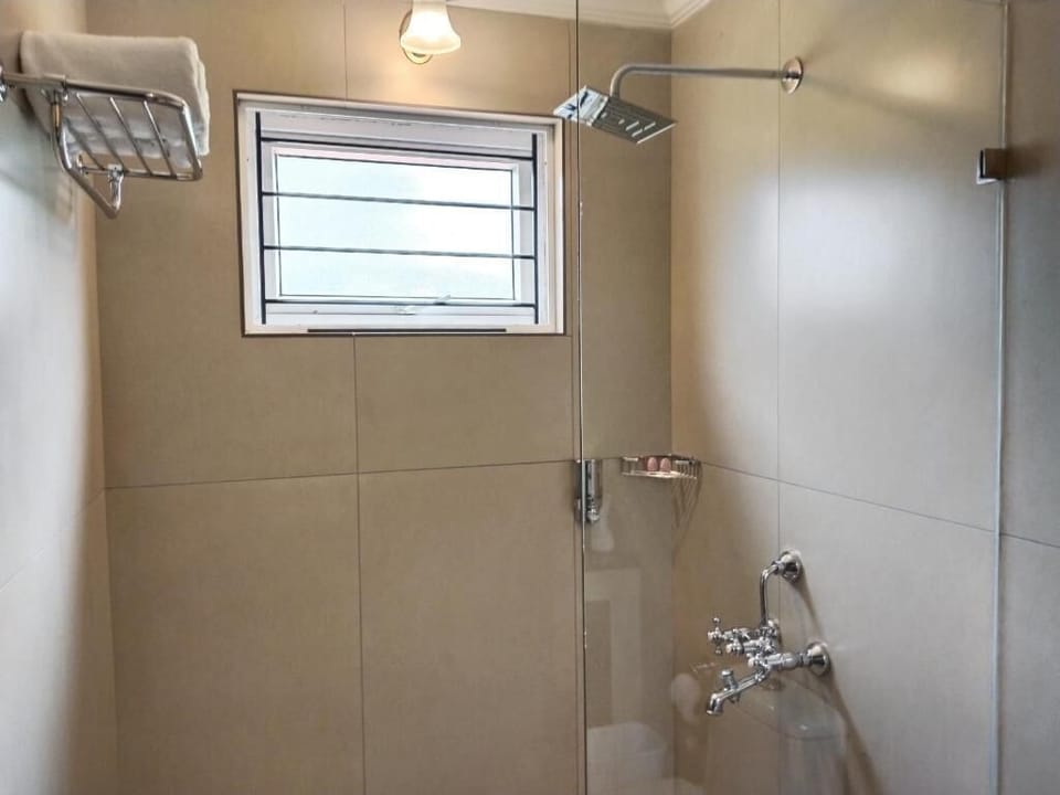 Shower, hair dryer, bathrobes, slippers