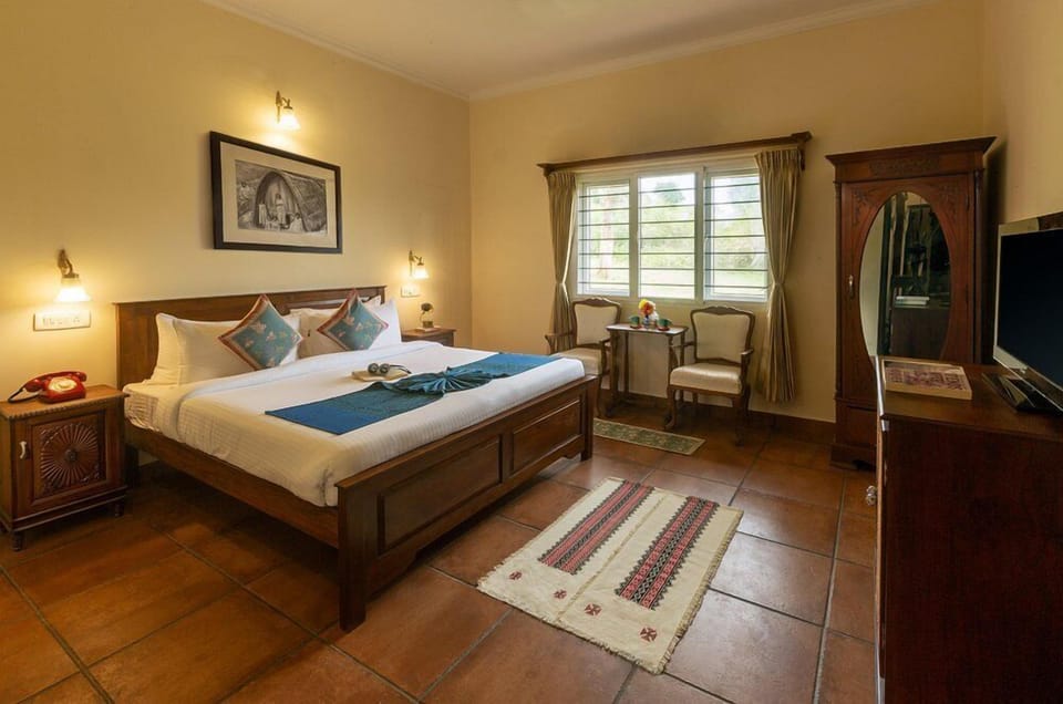 Economy Double Room, 1 King Bed, Patio, Courtyard View | Minibar, in-room safe, blackout drapes, soundproofing