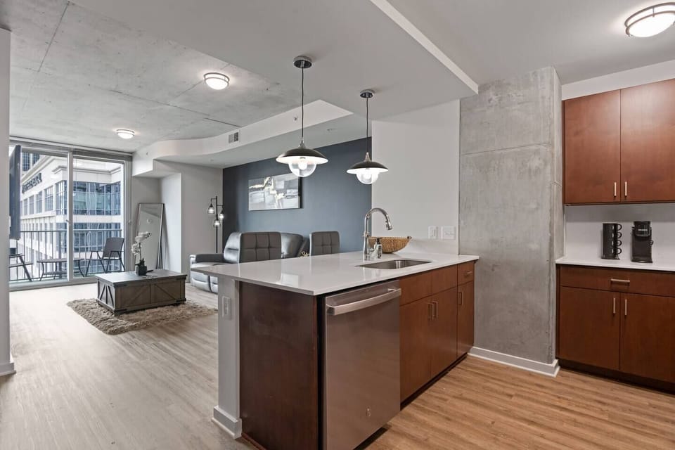 Welcome to our modern kitchen, blending sleek design with practicality. Featuring state-of-the-art appliances and stylish finishes, it's perfect for cooking and dining. Enjoy a seamless culinary experience, from gourmet meals to casual snacks.