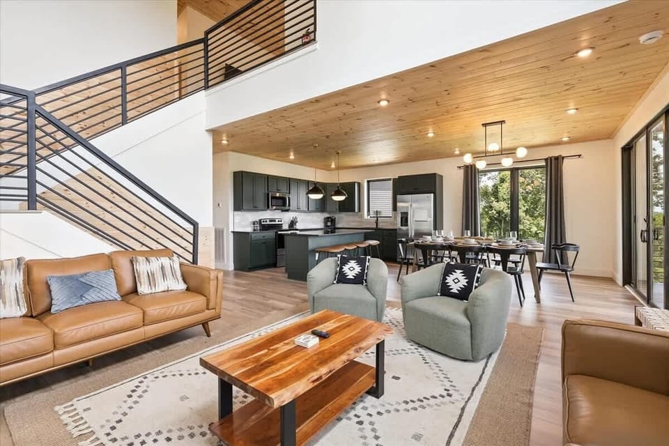 Enjoy panoramic views and vibrant decor in this stylish space for relaxation!