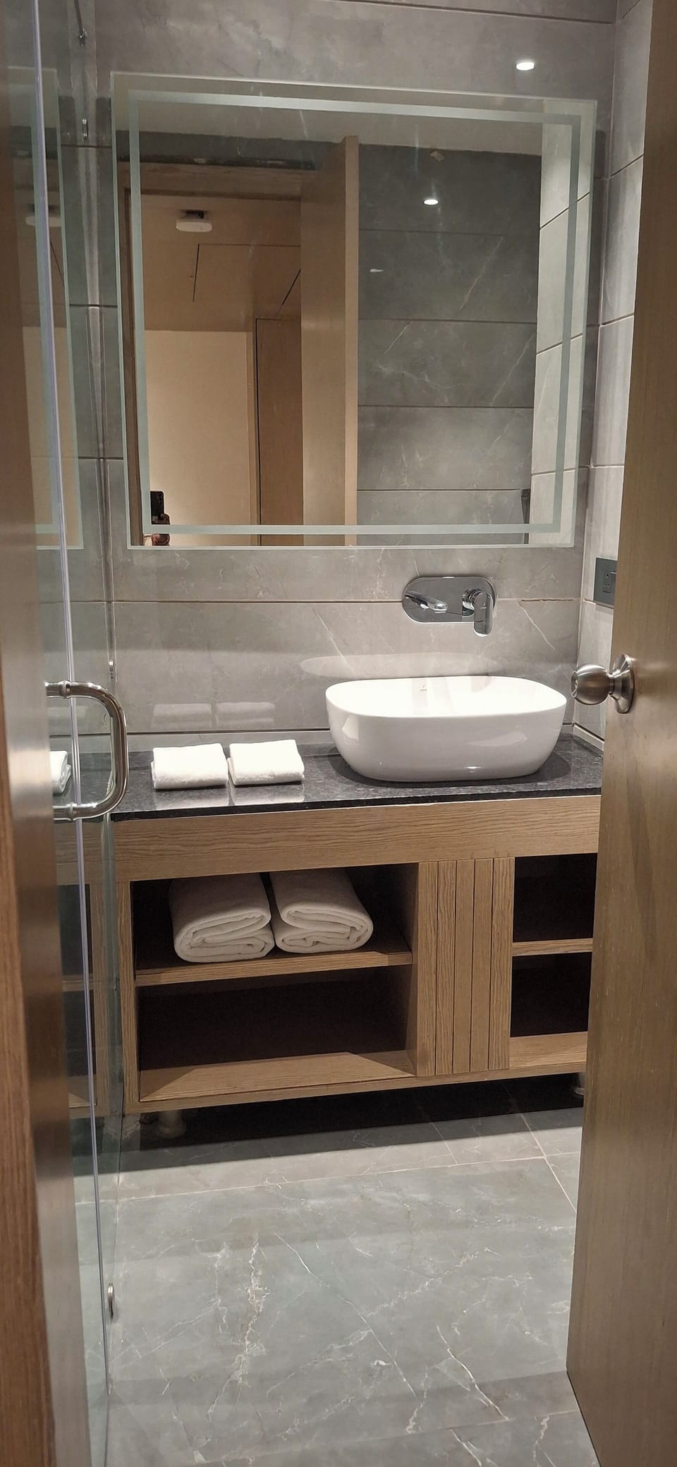 Deluxe Double Room | Bathroom | Shower, hair dryer, slippers, towels
