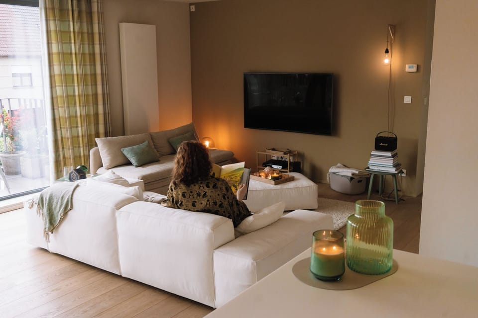 Holiday Home in Halle: Relaxing living room ambiance – Warm lighting and comfy seating for a relaxing holiday stay.