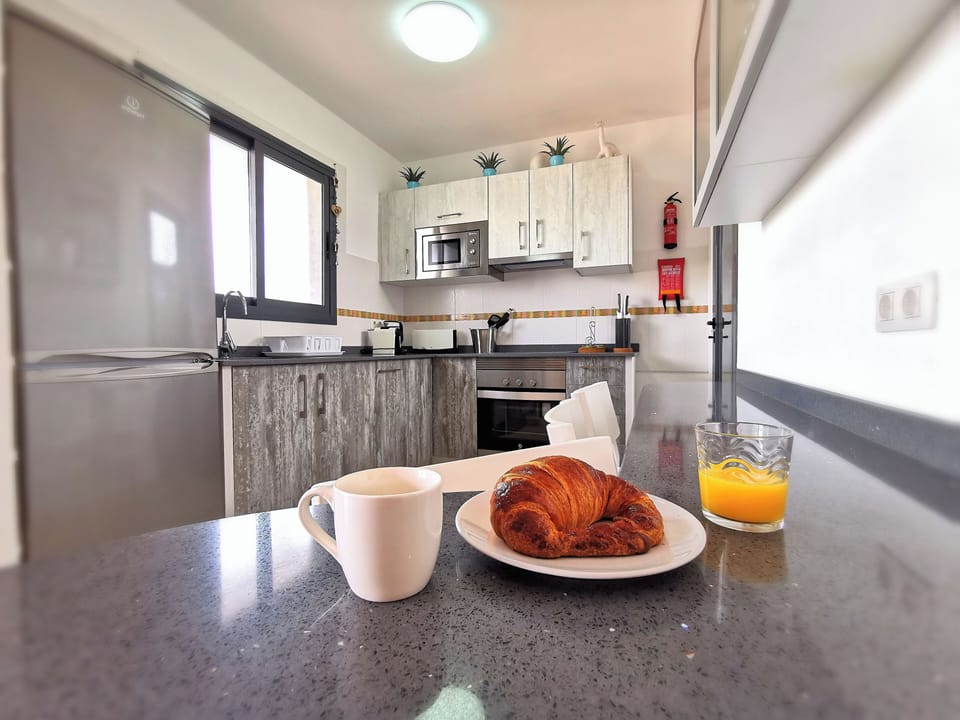 Villa Zinnia Playa Blanca - breakfast bar is a great place to eat