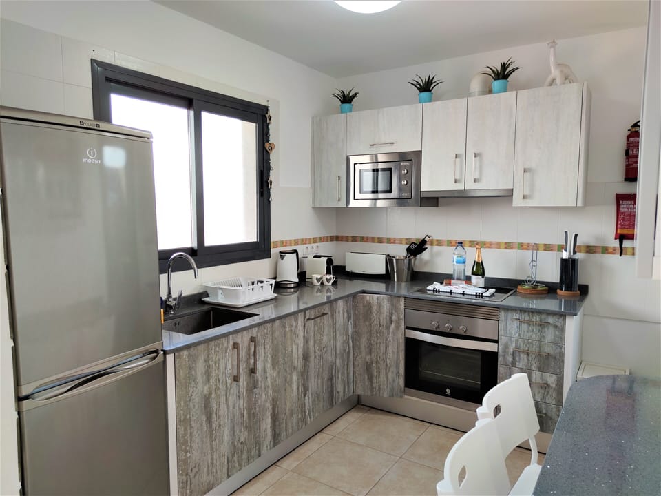 Villa Zinnia Playa Blanca - very well equipped kitchen with dishwasher