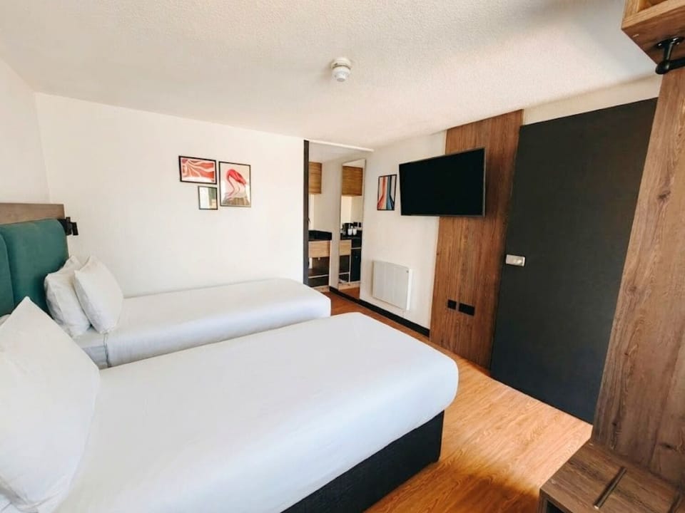 Executive Twin Room | Iron/ironing board, free WiFi