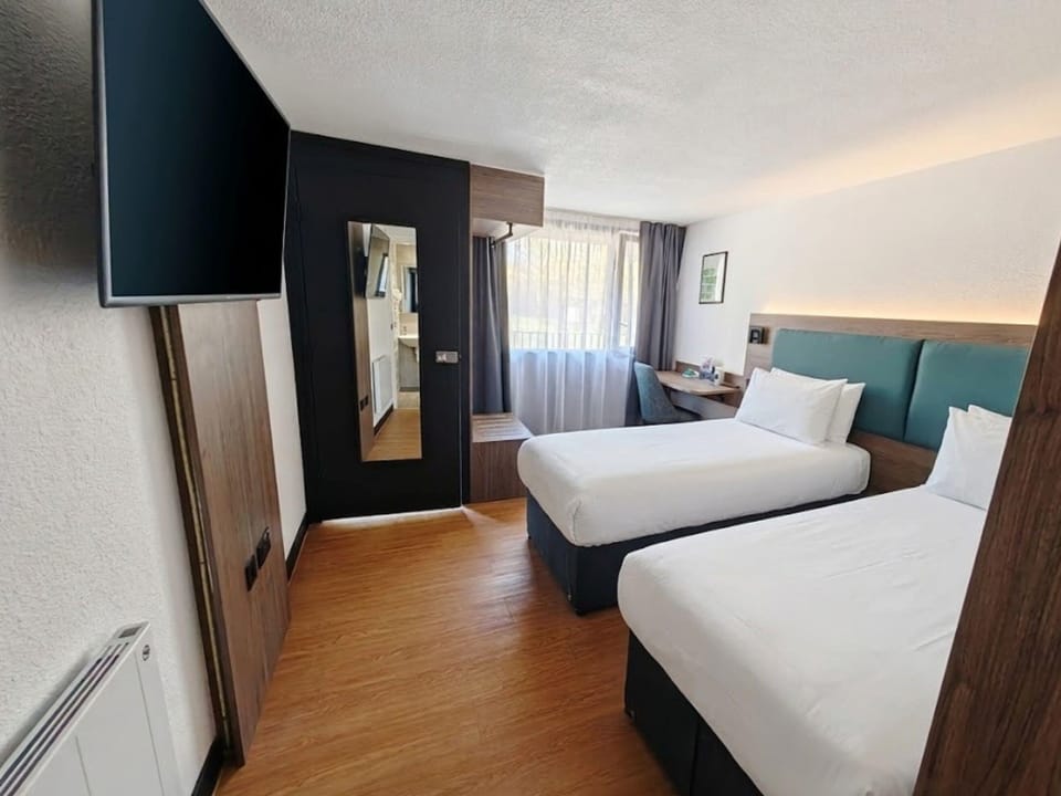 Executive Room, 1 Bedroom | Iron/ironing board, free WiFi
