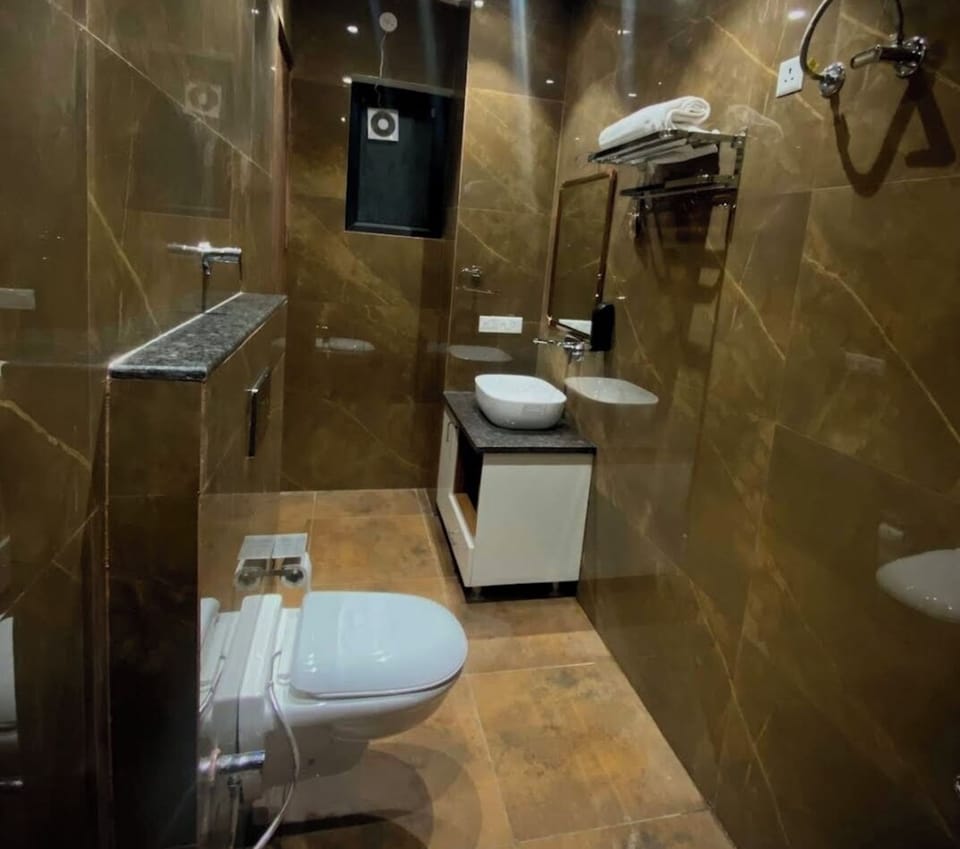 Classic Room | Bathroom | Shower, free toiletries, hair dryer, towels