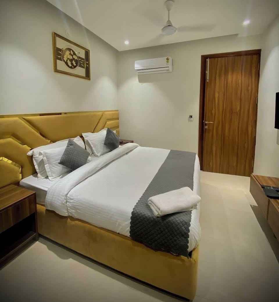 Classic Room | Desk, laptop workspace, free WiFi