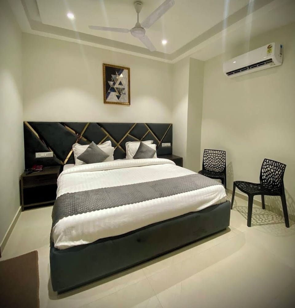 Classic Room | Desk, laptop workspace, free WiFi