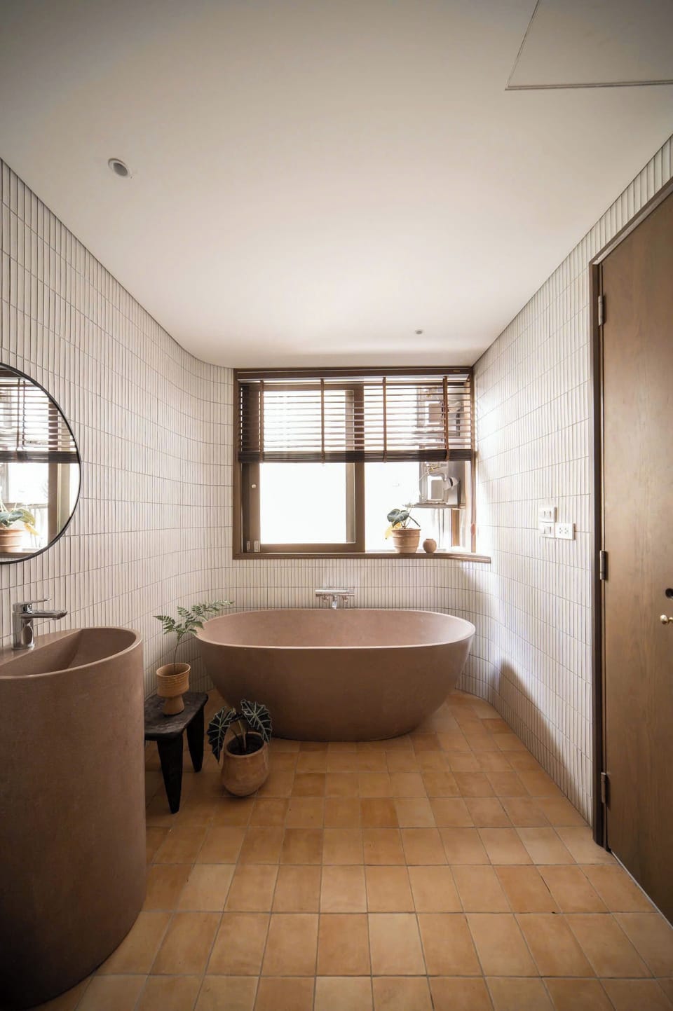 Deluxe Suite, City View | Bathroom | Free toiletries, hair dryer, slippers, towels