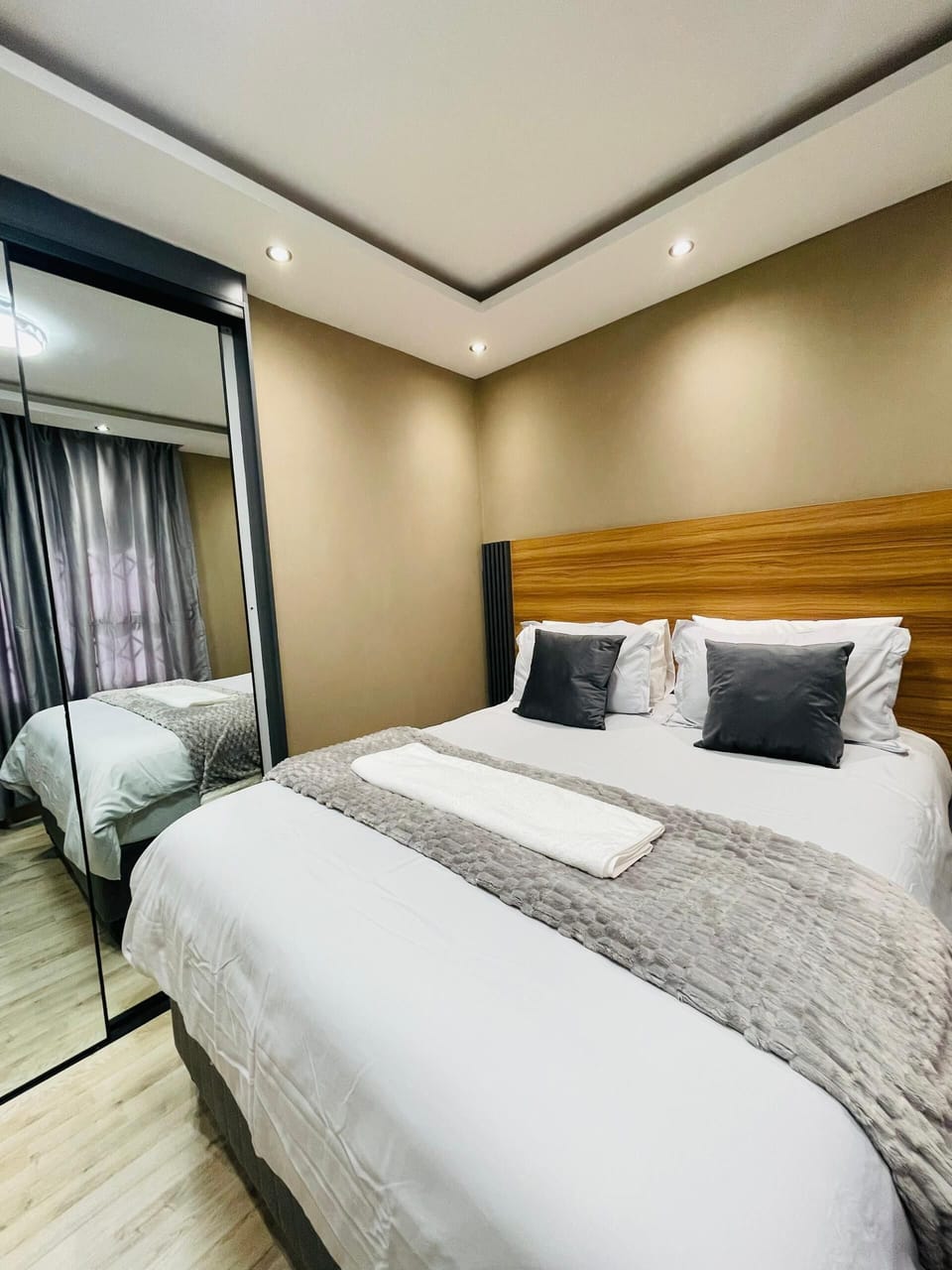 Deluxe House, 2 Bedrooms, Kitchen | Blackout drapes, iron/ironing board, WiFi (free)