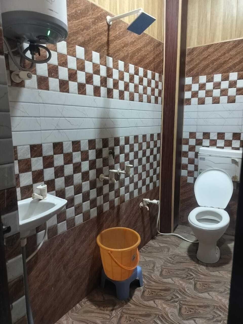 Classic Quadruple Room | Bathroom | Slippers, towels, soap, shampoo