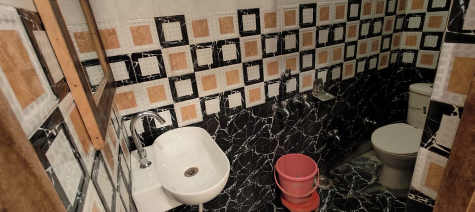 Family Room | Bathroom | Shower, free toiletries, towels