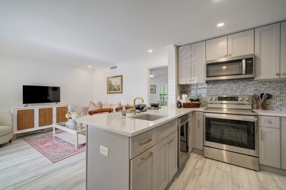 Condo, Garden View | Private kitchen | Electric kettle, toaster