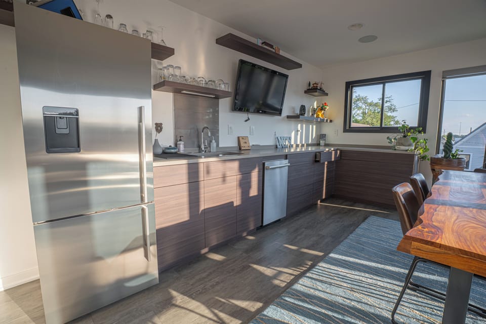 Host like a pro up here—dine, chill, or cook with a view! Rooftop vibes, city lights, and everything you need to keep the good vibes going.