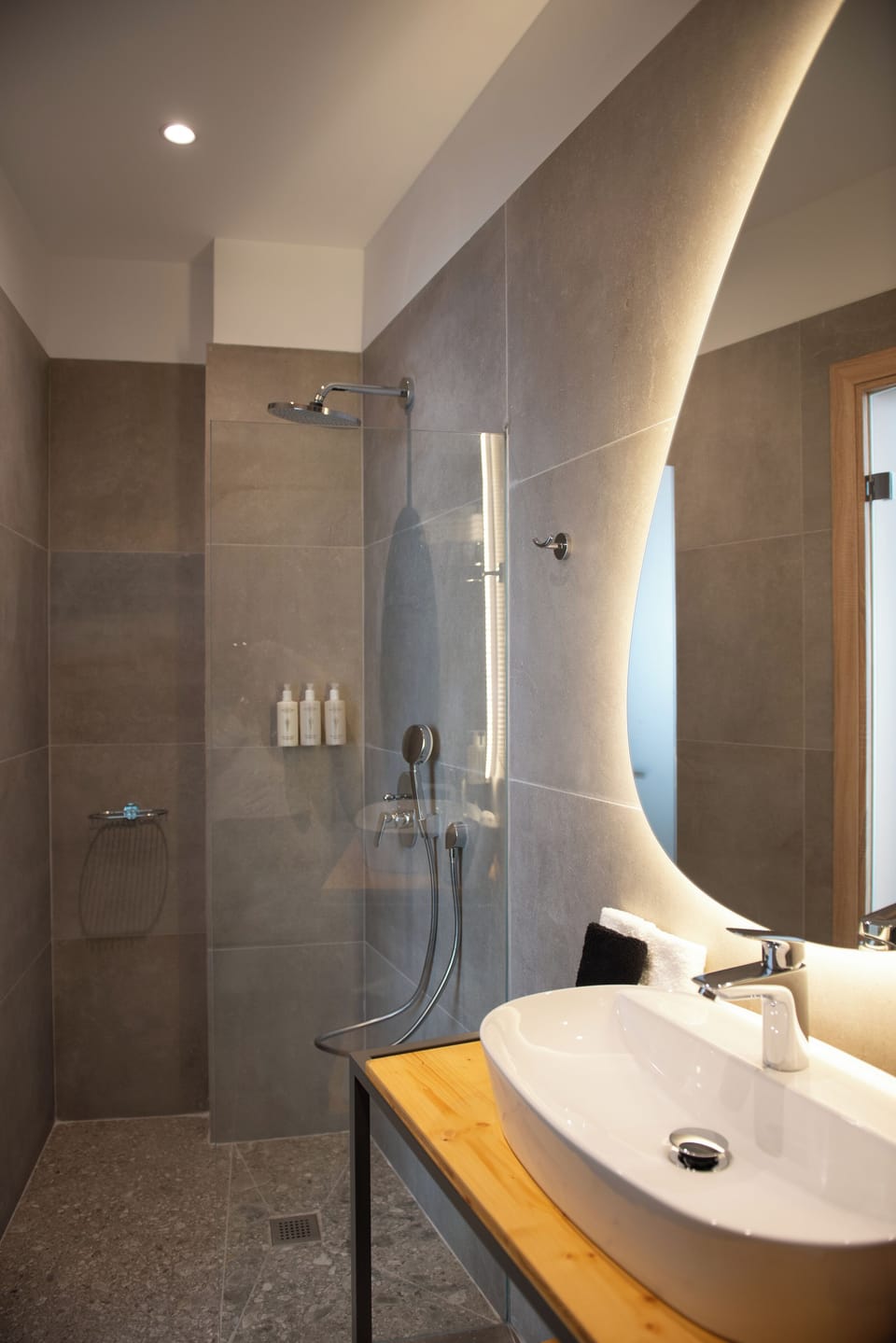 Deluxe Double or Twin Room | Bathroom | Designer toiletries, hair dryer, slippers, towels