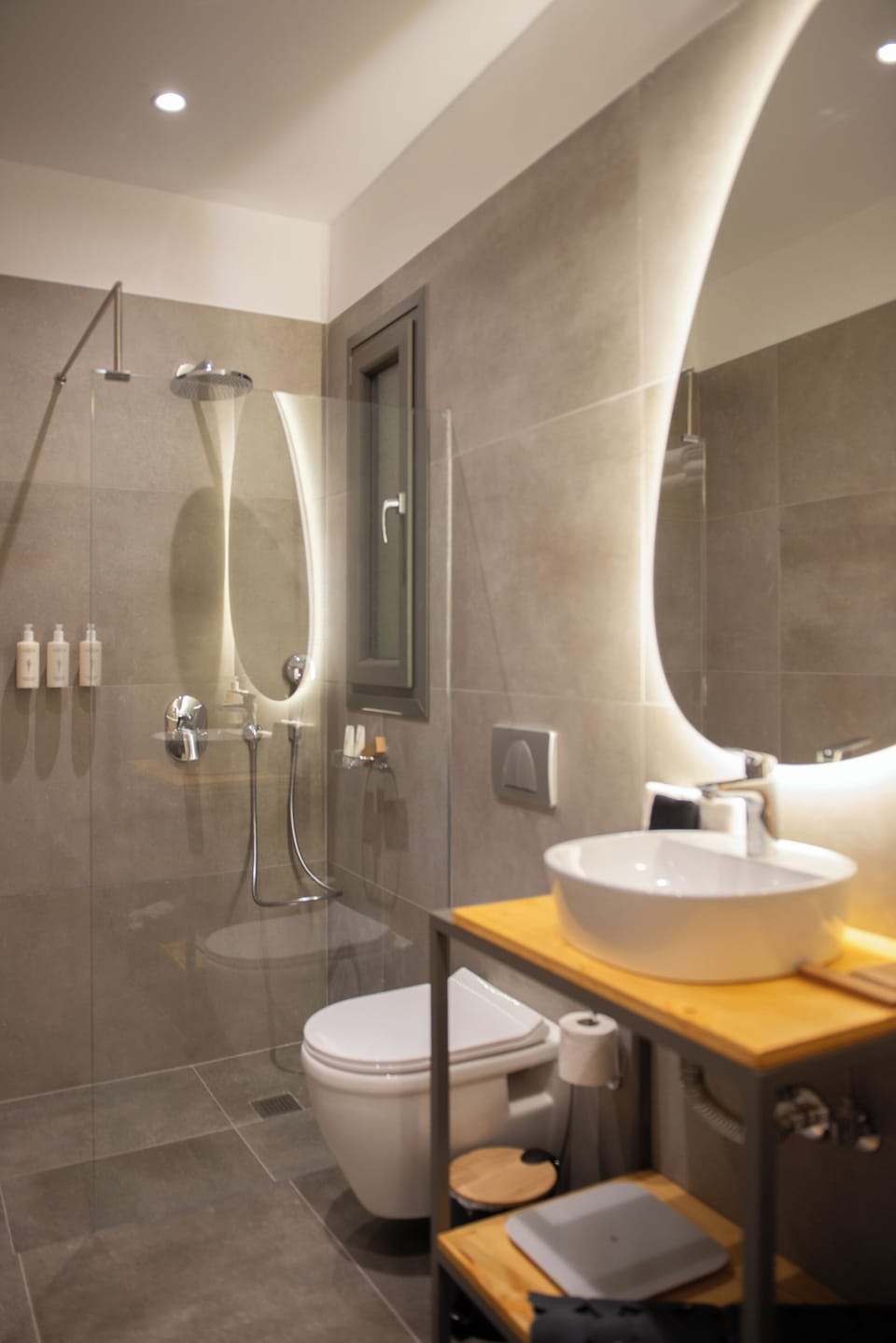 Deluxe Suite, Balcony, City View | Bathroom | Designer toiletries, hair dryer, slippers, towels