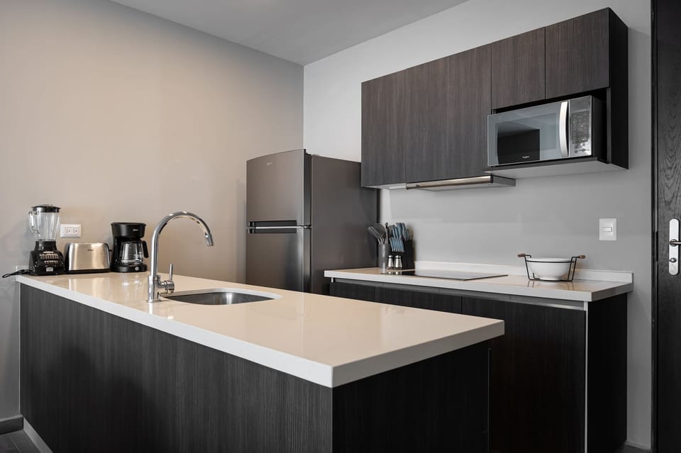 Modern kitchen with everything you need for easy meals at home.