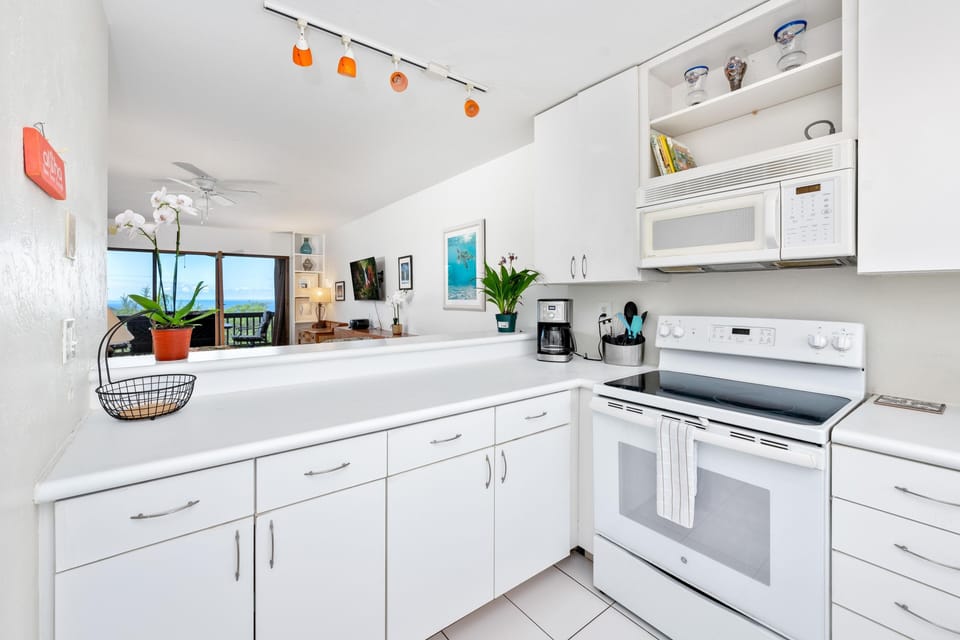 Condo, 2 Bedrooms | Private kitchen | Fridge, oven, coffee/tea maker, toaster